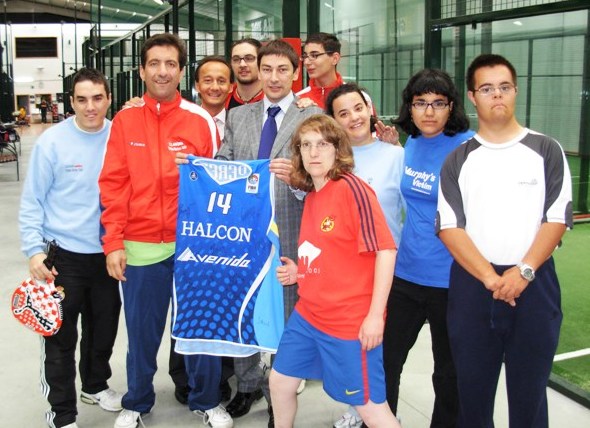 Obsequio de una camiseta del Avenida de Baloncesto a los deportistas